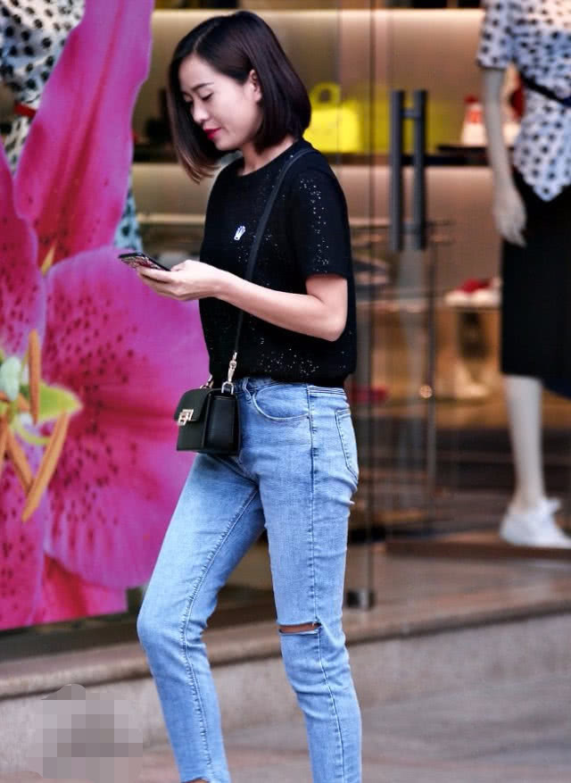 高跟鞋 新的牛仔裤“左边比右边就多一岁”,搭配红色高跟真的是绝配!