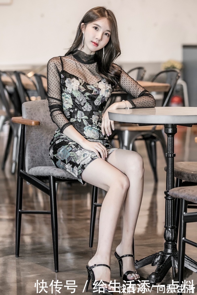 穿搭|蕾丝钩花吊带连衣裙，穿搭优雅时尚，尽显成熟的魅力