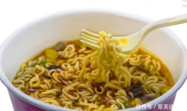 食物|方便面和火腿肠属于垃圾食品,不能吃我们可能被骗了很多年