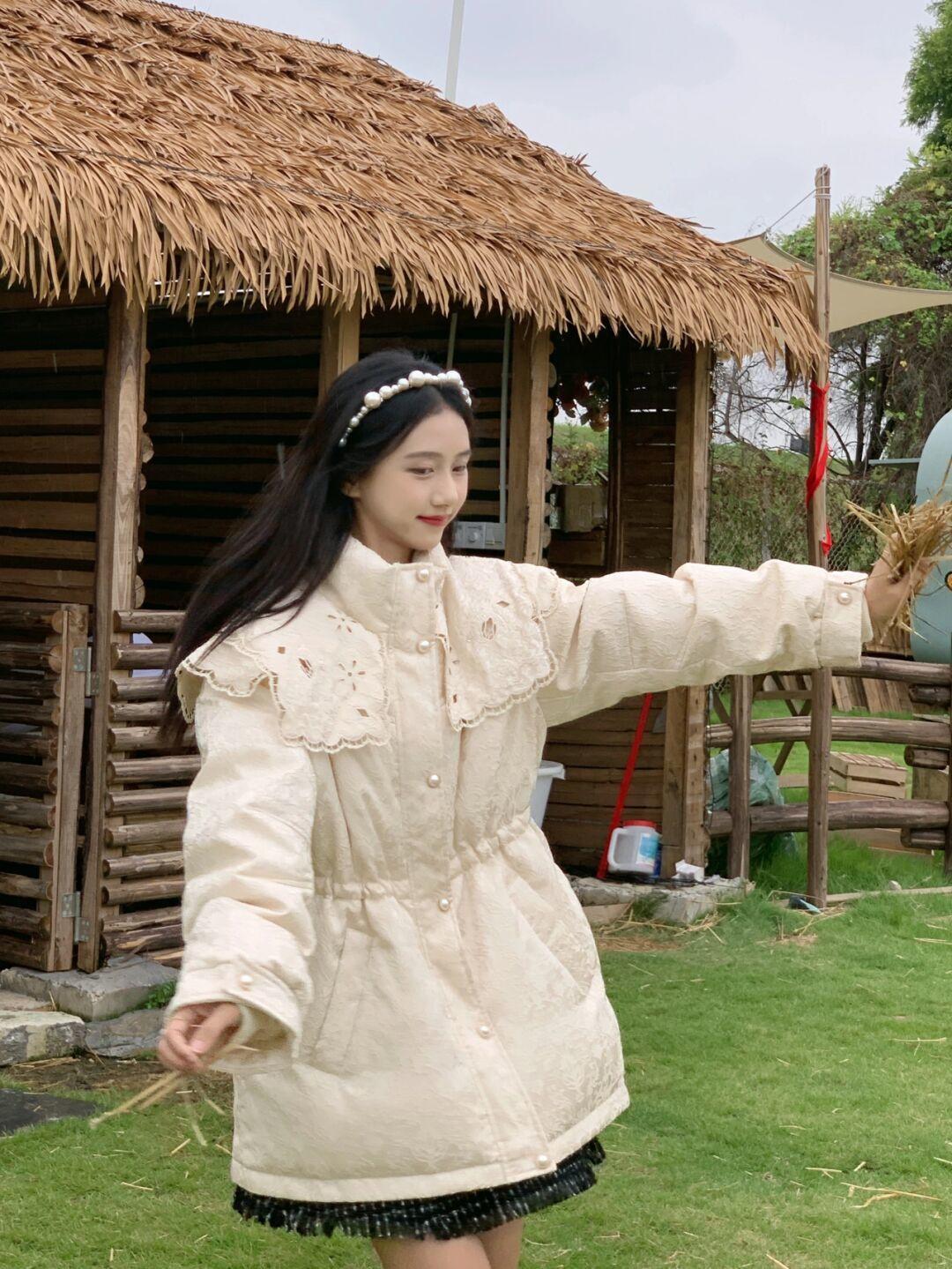 羽绒服|周末出去约会怎么穿得保暖又好看!不如试一试蕾丝花边羽绒服+格子半身裙