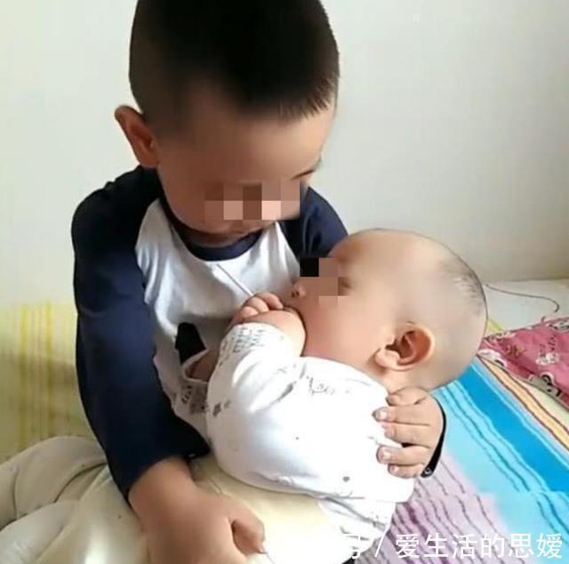 家长|5岁哥哥照顾半岁的妹妹,妈妈买菜回家后,却发现哥哥号啕大哭