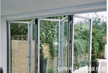 密封性|几乎没人在阳台装推拉门了,聪明的有钱人都装这种,懊悔没早知道!