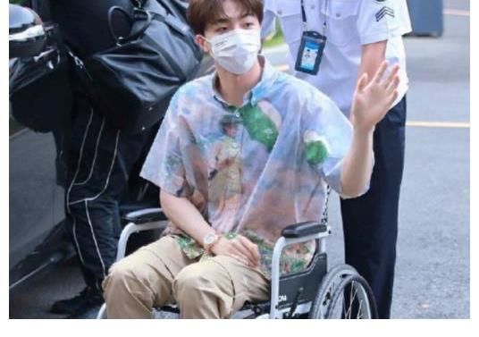 蔡徐坤|同選秀出道，冠軍蔡徐坤將開個(gè)人演唱會，季軍陳立農(nóng)坐輪椅惹人疼