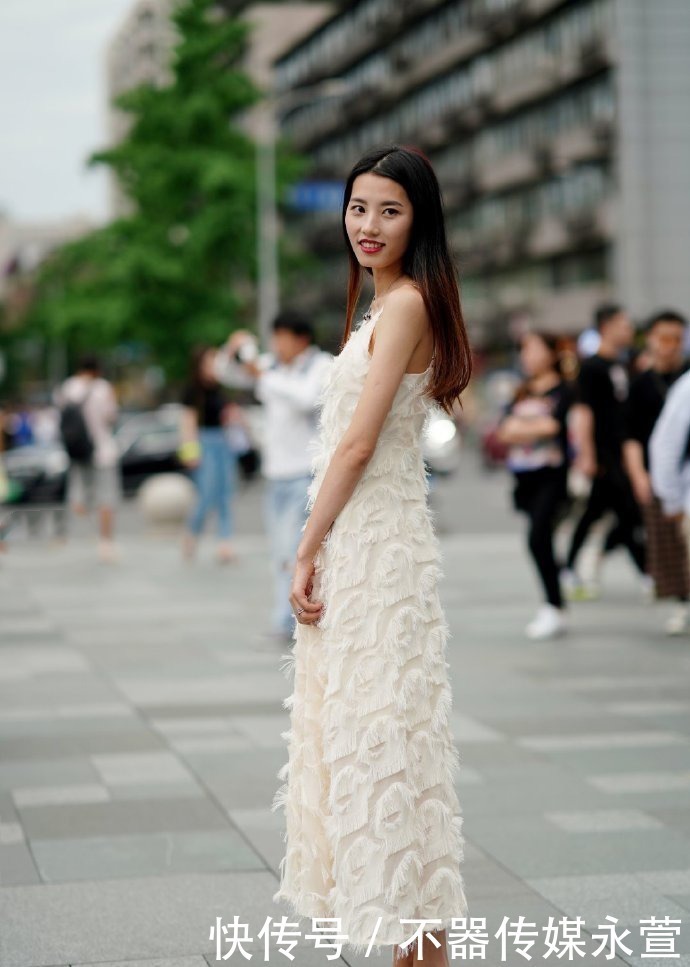 甜美|小姐姐穿绒毛的连衣裙美成仙女,笑容还这么甜美