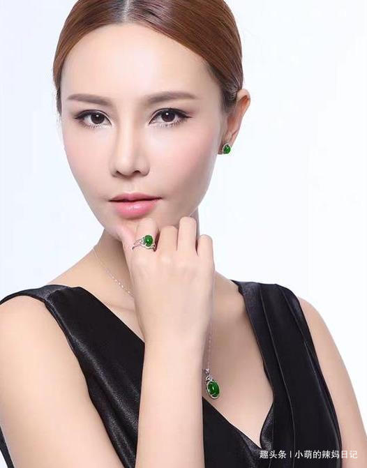 气质 真正贵气的女人,很少带黄金,更爱这3种首饰,时尚又显气质