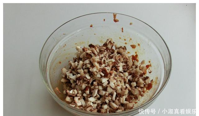 包韭菜馅饺子,直接拌是大错特错,很多人搞错,饺子不鲜也不香