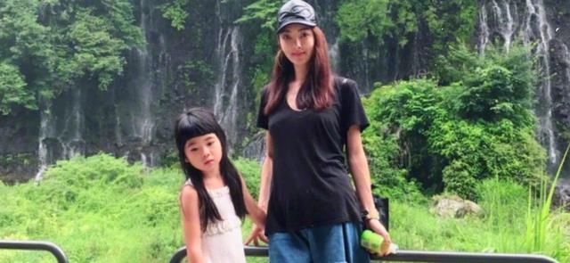 黄磊|有种逆袭叫曹格女儿,曾被吐槽像蜡笔小新,褪去婴儿肥后却很漂亮