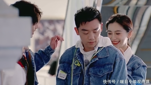 b郑恺为了让baby赢得比赛，全程主动递上名牌，嘴角的宠溺太明显