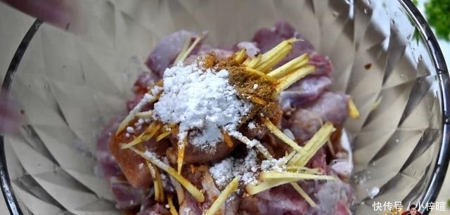 椒盐排骨最好吃的做法，简单美味香辣下饭，看看你喜欢吃不？