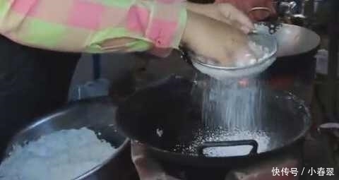农村|农村大姐烙饼不和面,把“面粉”洒在锅里,20秒后顾客看蒙了