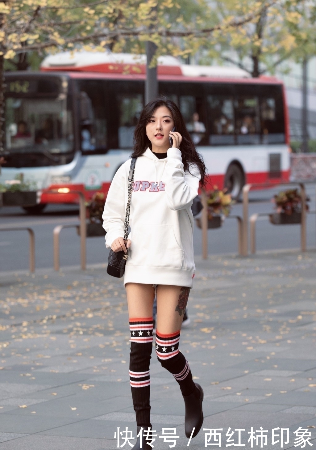 美女|路人街拍图三晨练的小姐姐，紧身裤穿搭，秀出完美好身材！