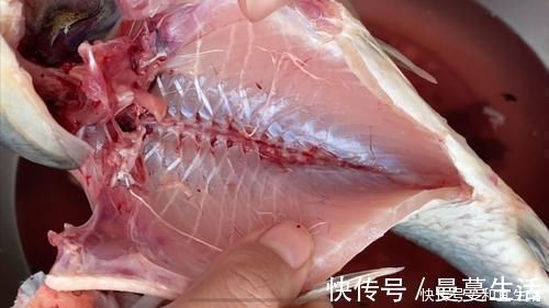 鱼汤|炖鲫鱼汤时,记住不要直接炖,诀窍告诉你,鱼汤奶白无腥味,特鲜!