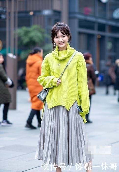 街拍:美女搭配黑色渔网袜,脚踩马丁靴,整体的搭配很时尚很性感