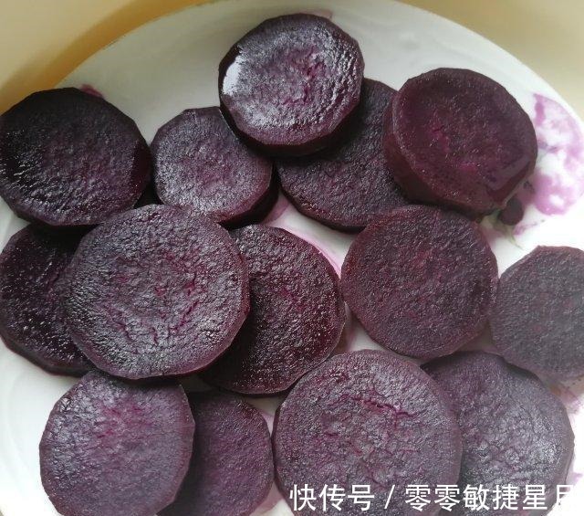 紫薯泥|一次发酵的紫薯千层发糕，颜色美美哒，层次也很多！