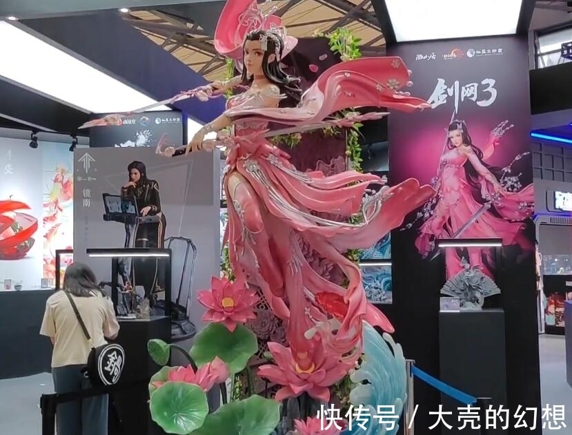 洛天依|2021WF展出多个等身手办,洛天依国风旗袍,剑网三的是神仙姐姐