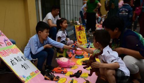 男孩|3岁男孩街边卖瓜,路人假装砍价,孩子的反应让网友笑喷:太萌了