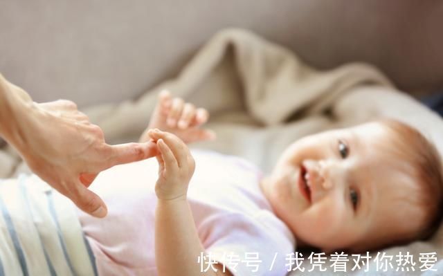 脚部|美国儿科博士:宝宝身上这3处要多摸,会更聪明,很多家长都不碰