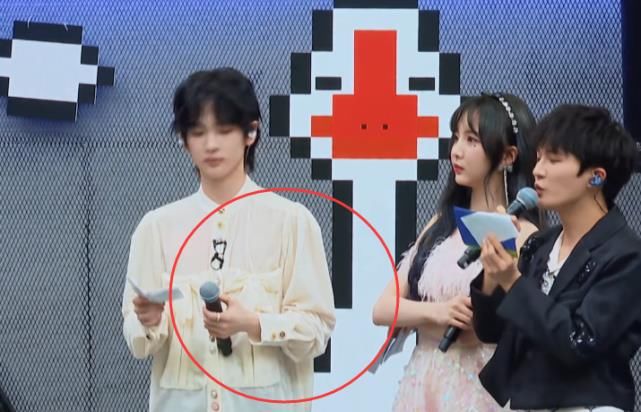 周震南背着周深,和郑乃馨“秘密互动”,这个画面让人直呼嗑疯了