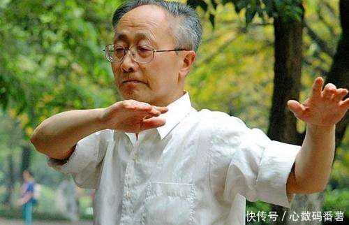 医生|老年人失眠怎么办？医生直言：少吃2白，做好1事，睡觉很香甜