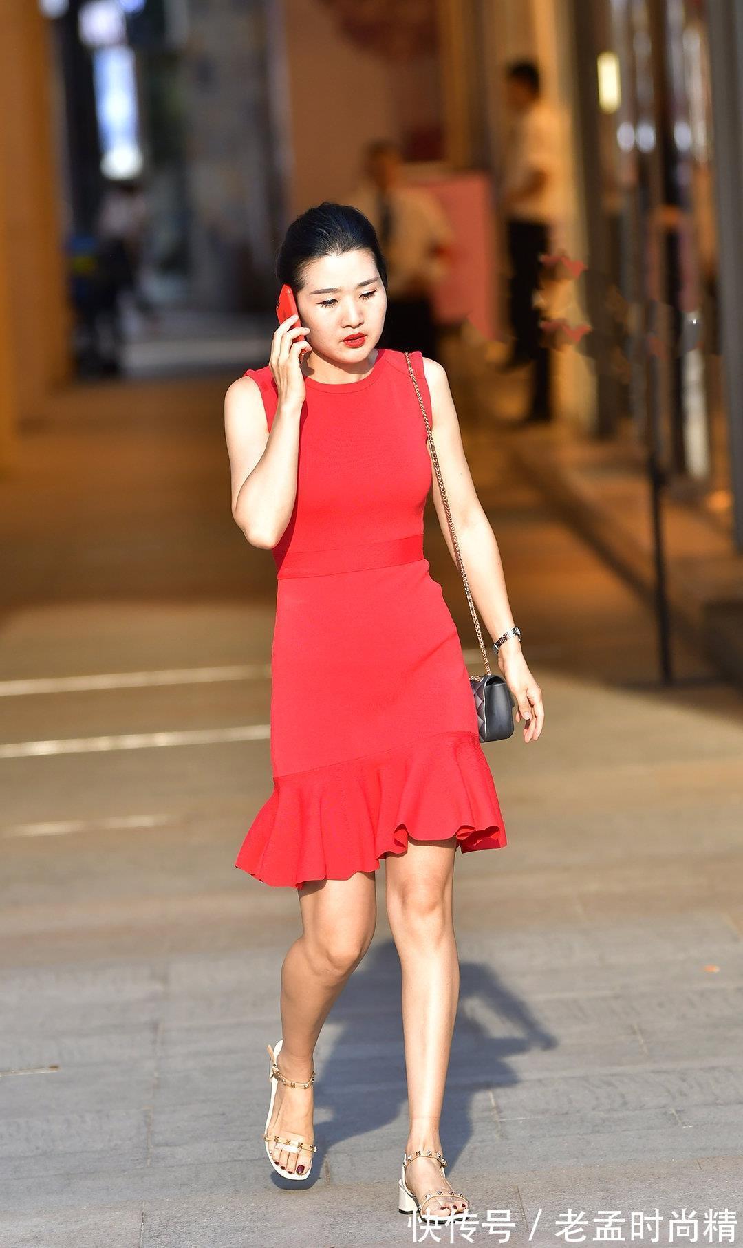搭配|红色连衣裙,搭配高跟鞋,穿出清爽靓丽之美