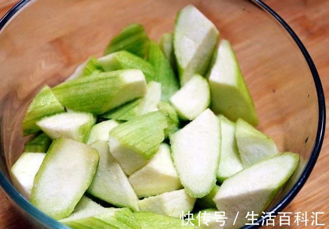 丝瓜|湿气重的人注意,4种食物经常吃,或助你排出湿气,远离大肚腩