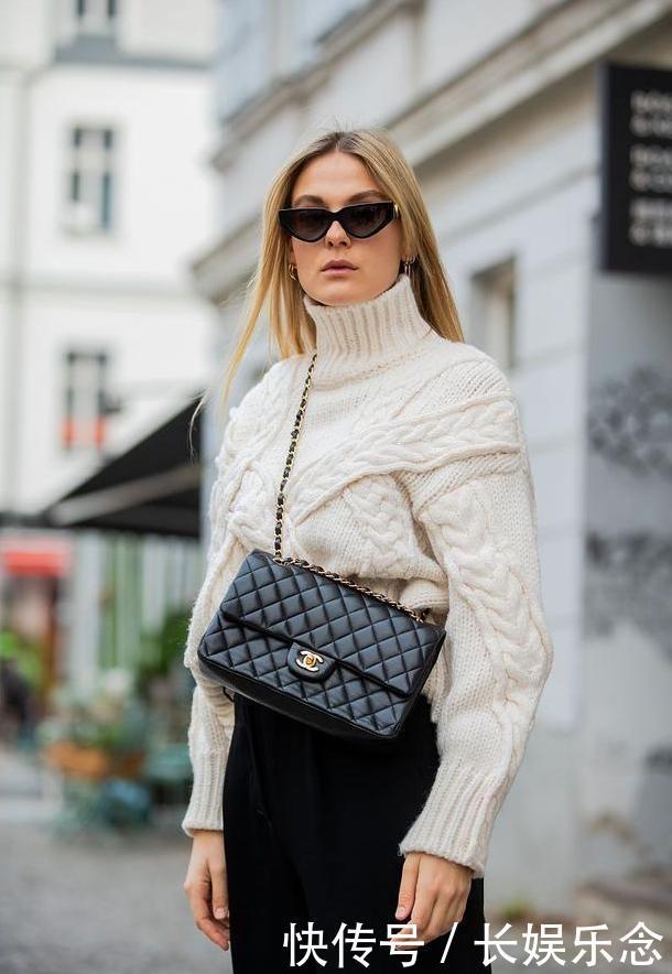 今年冬天“麻花毛衣”真火，搭配对这2件“外套”，温暖还时髦