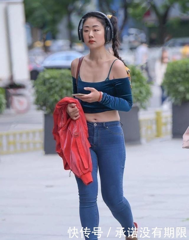 小肚子|低腰裤+吊带露脐装,美女这样穿,身材走样也好看!