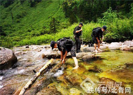 自热饭|云南高原雪山巡边民警吃自热饭过节