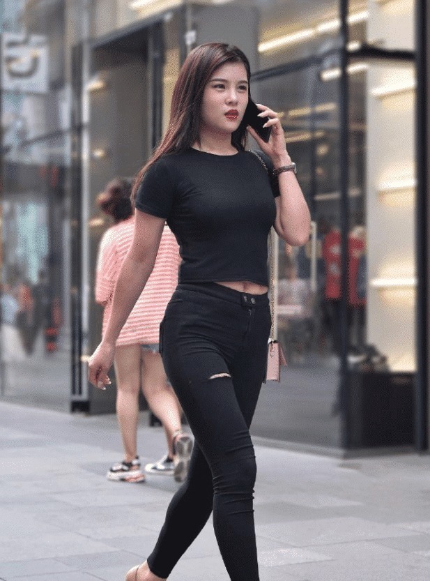 街拍黑色的修身裤装,简洁大方的款式,让人不得不爱啊