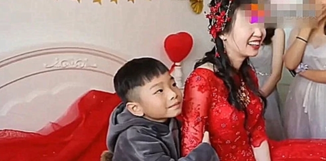 小姨出嫁,外甥死活不让走,本以为挺感人,下一秒却笑喷了!