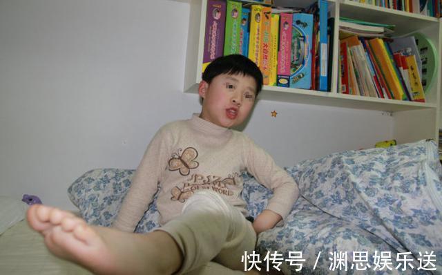 父母|儿子想和妈妈一起睡,爸爸不同意,孩子接下来的话让爸妈哭笑不得