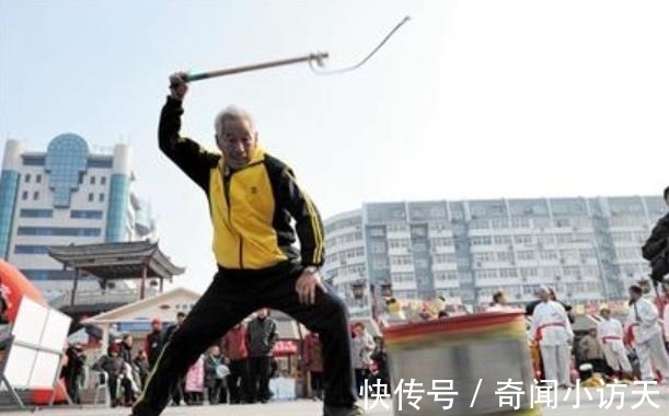 陀螺|欧洲姑娘来中国念书,晨跑时十分困惑:为何当地男性都这样健身?