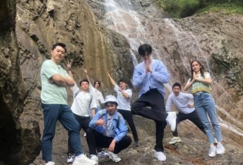 跑男|跑男成员私下聚会，蔡徐坤满脸油光，baby的素颜状态让人意外