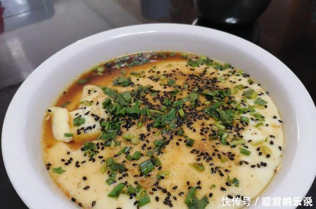 蒸鸡蛋羹时,千万别加水就蒸!牢记加一物,鸡蛋羹比豆腐脑还要嫩