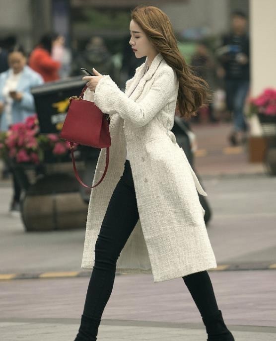 美女|街拍丰盈身形的紧身打底裤美女,展现女性纤细的小蛮腰!