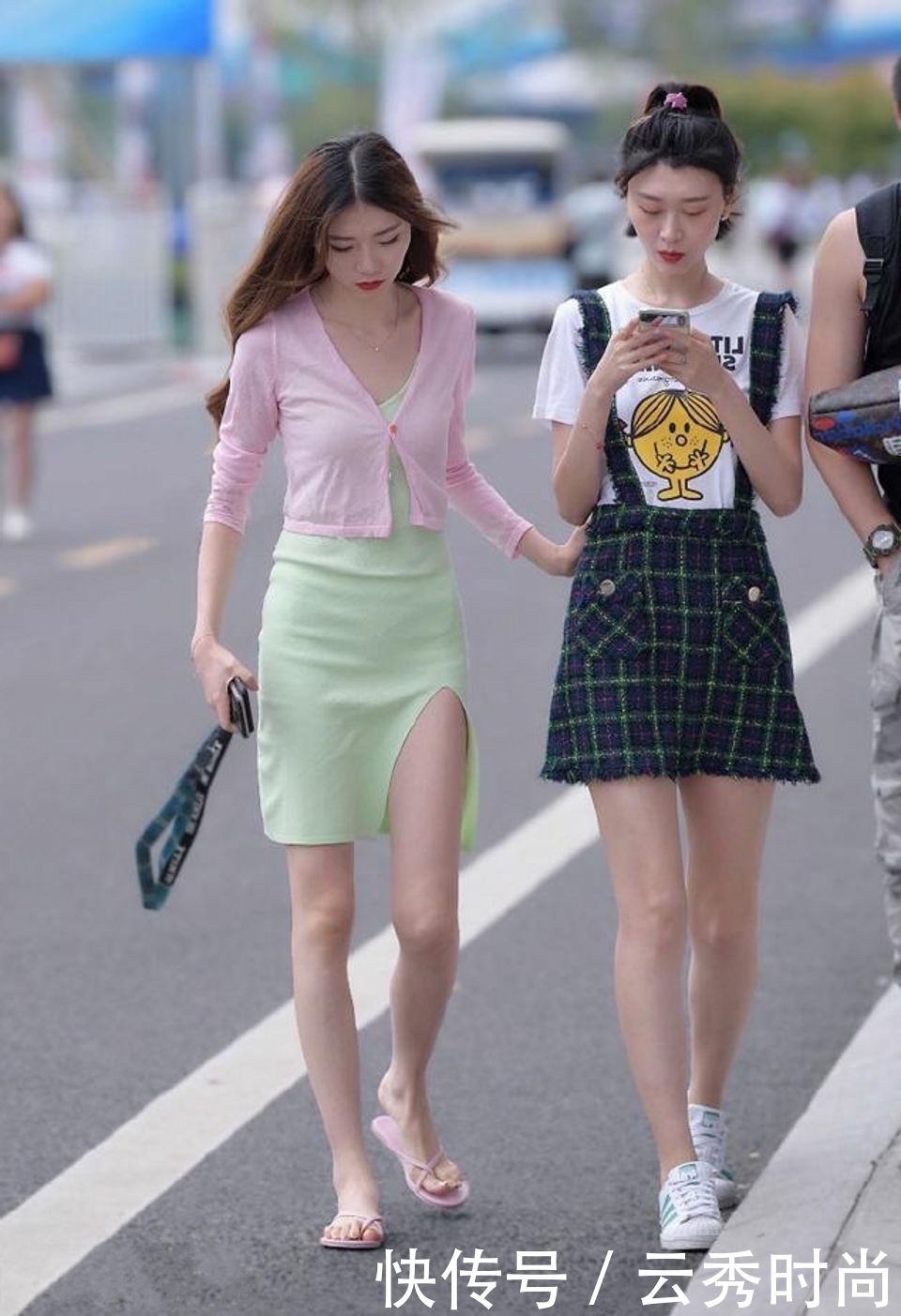 十足|美女黑白条纹的休闲裤搭配黑色短袖,青春活力感十足