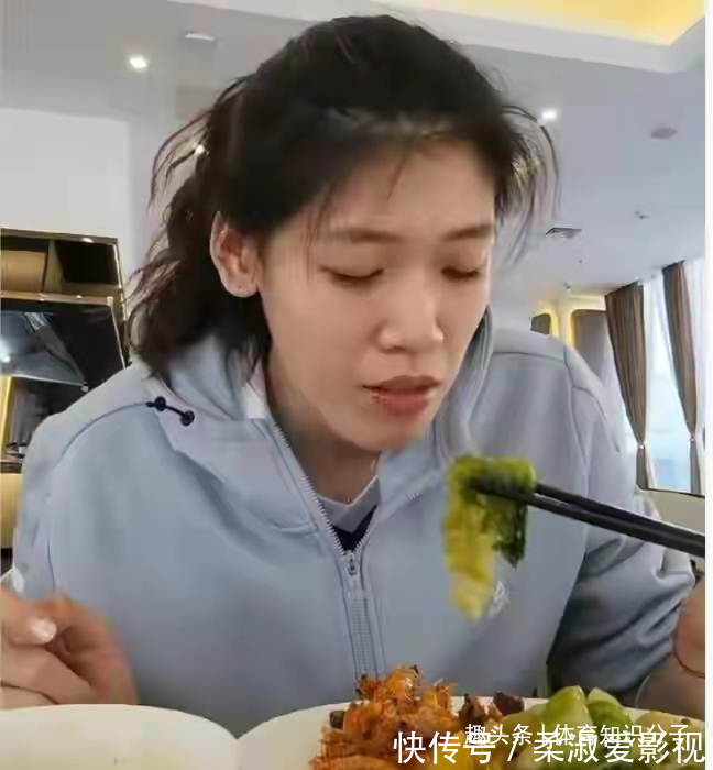 郎平|吃肉吃虾喝可乐！李盈莹不受郎平监督管不住嘴，女排主攻白减肥了