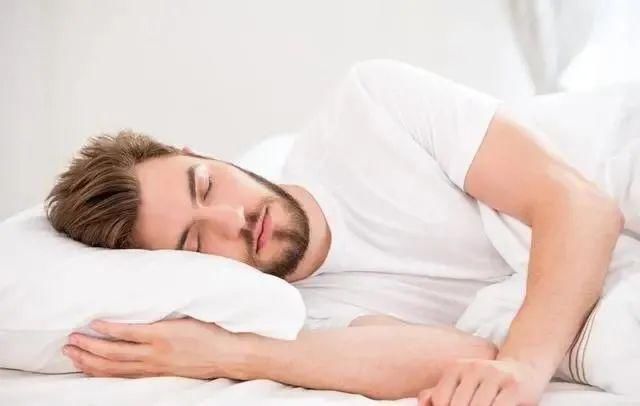 自然|为什么睡到半夜总是“自然醒”当心这2种情况,别再视若无睹