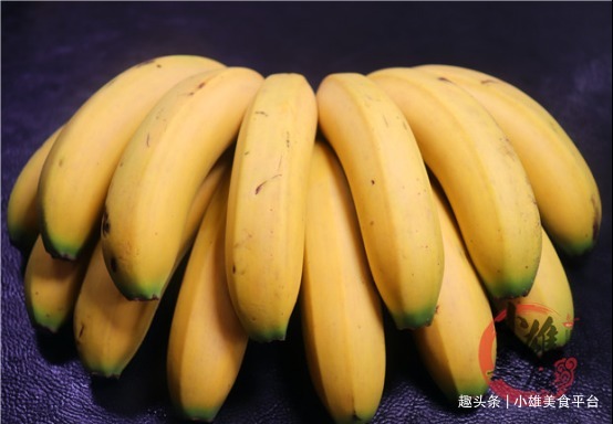 香蕉放两天就变黑，果摊贩子教我一招，放一个月不发黑还新鲜