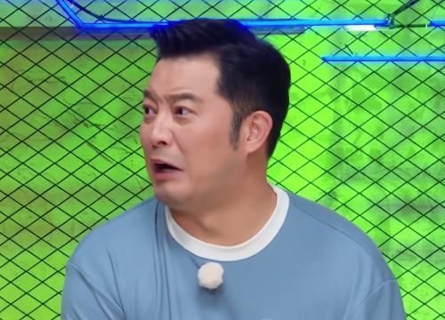 跑男家族 节目组请跑男团吃烧烤,其他人都在吃肉,谁注意baby拿了啥