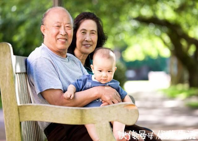 宝妈|姥姥怕外孙女太热，设计出“镂空”纸尿裤，网友直呼快大量生产