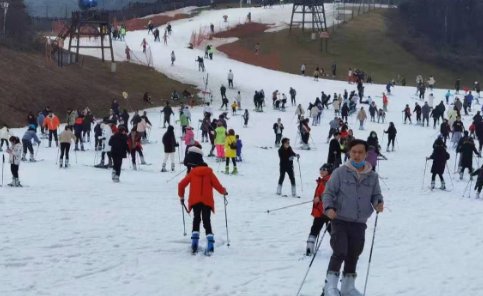春节假期水城玉舍雪山滑雪场游人如织