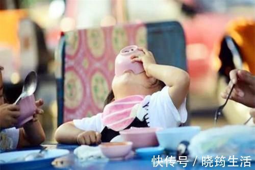 进食|妈妈晒娃丑照走红,宝宝用脸吃饭、擦窗户,网友:娃不要面子的吗