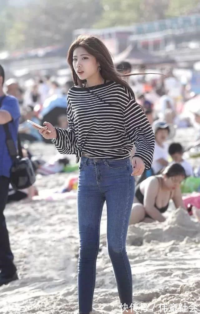 身姿 赤足踏浪小美女,宽松上衣配牛仔长裤,掩盖不住苗条的好身姿