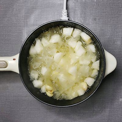  银耳莲子雪梨羹