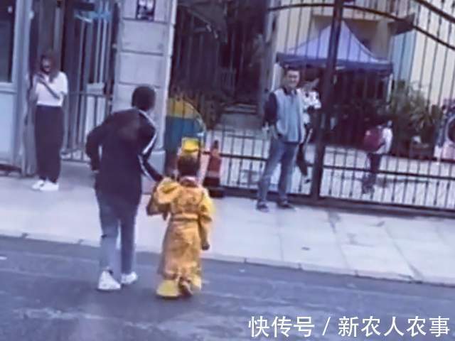 萌娃$江苏一幼儿园萌娃火了,穿皇帝装参加汉服活动,老师和同学看懵了