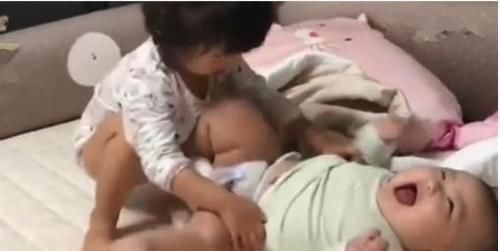 孩子|3岁姐姐给弟弟换尿不湿，发现弟弟和自己不一样，反应让人笑抽