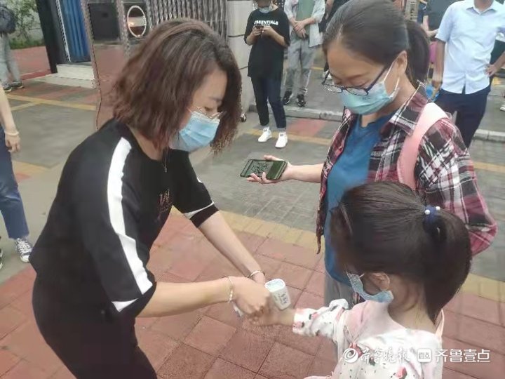 王金刚|送上开学礼，萌娃齐登场！德州市湖滨北路小学新生报到了