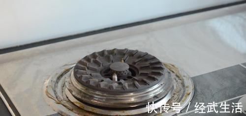 家家户户|在灶台上放几张纸巾,作用真强大,解决家家户户困扰的烦恼,实用