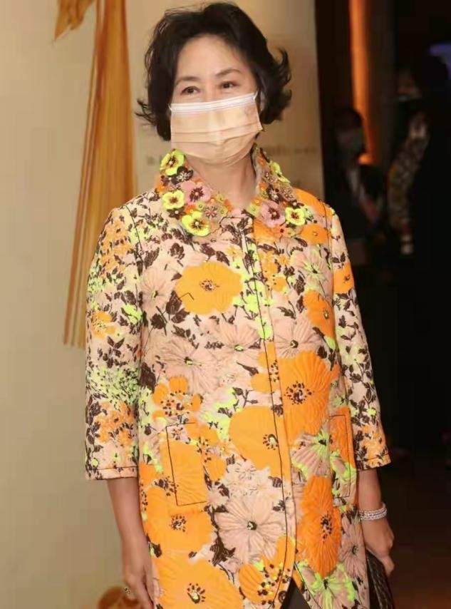 高级感|何超琼参加富婆宴会,土味花外套穿出高级感,同框小鲜肉笑容满脸